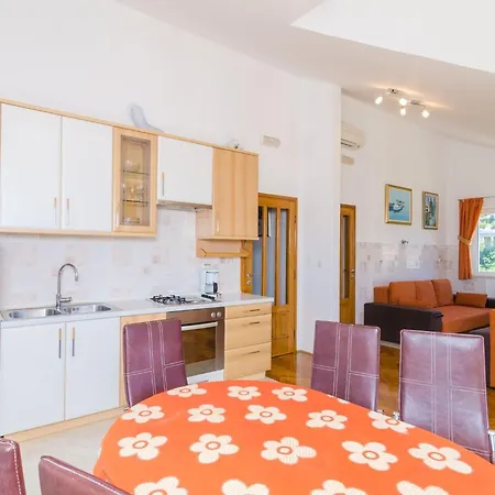 Feel Phili - Two Bedroom With Balcony And Sea View