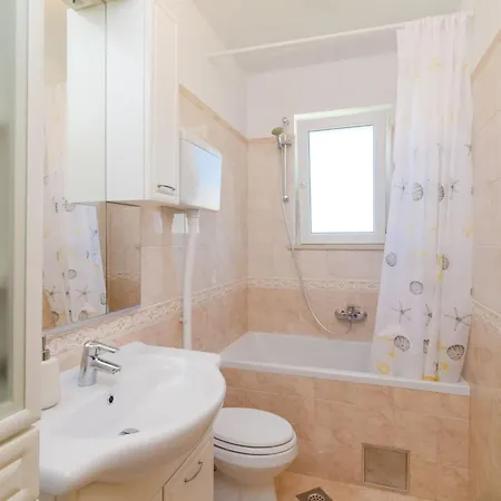 Feel Phili - Two Bedroom With Balcony And Sea View 챠브타트