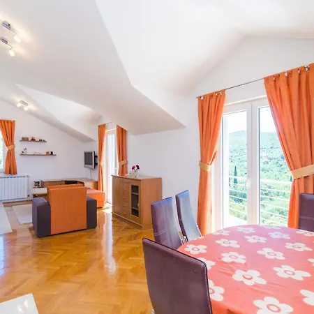 Feel Phili - Two Bedroom With Balcony And Sea View 아파트