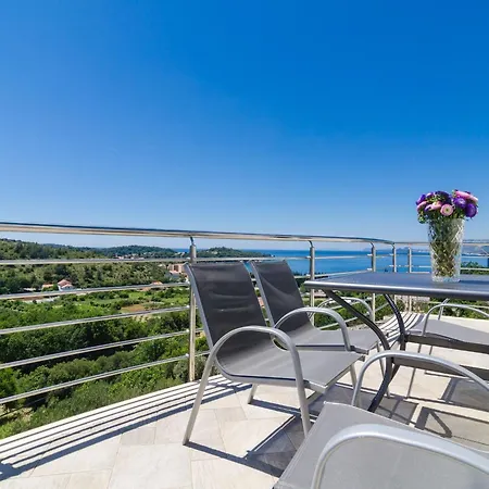 Apartment Feel Phili - Two Bedroom With Balcony And Sea View